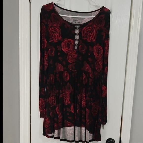 Torrid Red and Black Floral Tunic - Picture 3 of 6